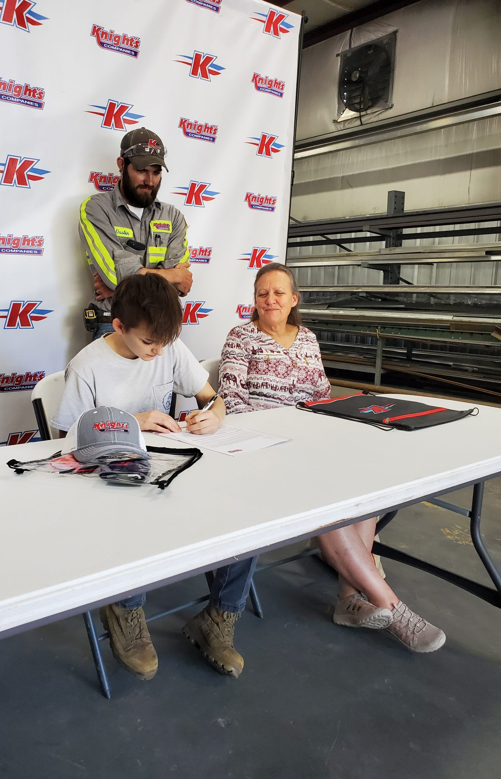Esther Jones signing on to work at Knight's
